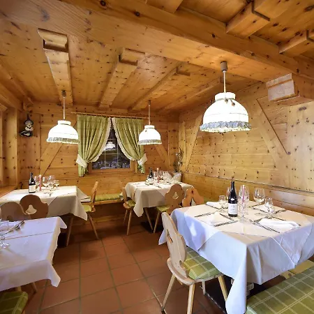 Rifugio Capanna Passo Valles * פלקאדה